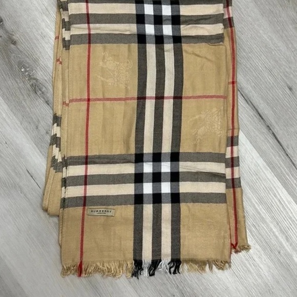 - Authentic BURBERRY stole - Picture 4 of 6